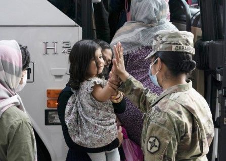 Евакуирани афганистанци са пристигнали на летището във Вашигтон на 30 август