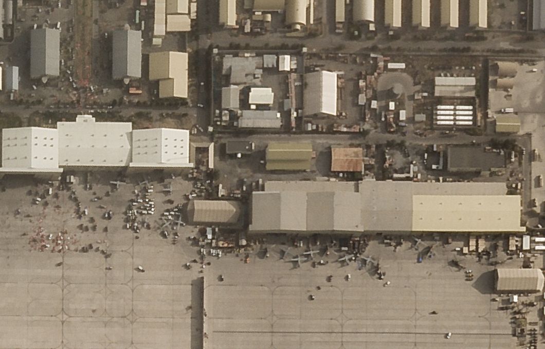 На тази сателитна снимка, направена от Planet Labs Inc., изоставените превозни средства и самолетите с увреждания се виждат на международното летище в Кабул след изтеглянето на САЩ от Афганистан във вторник, 31 август 2021 г