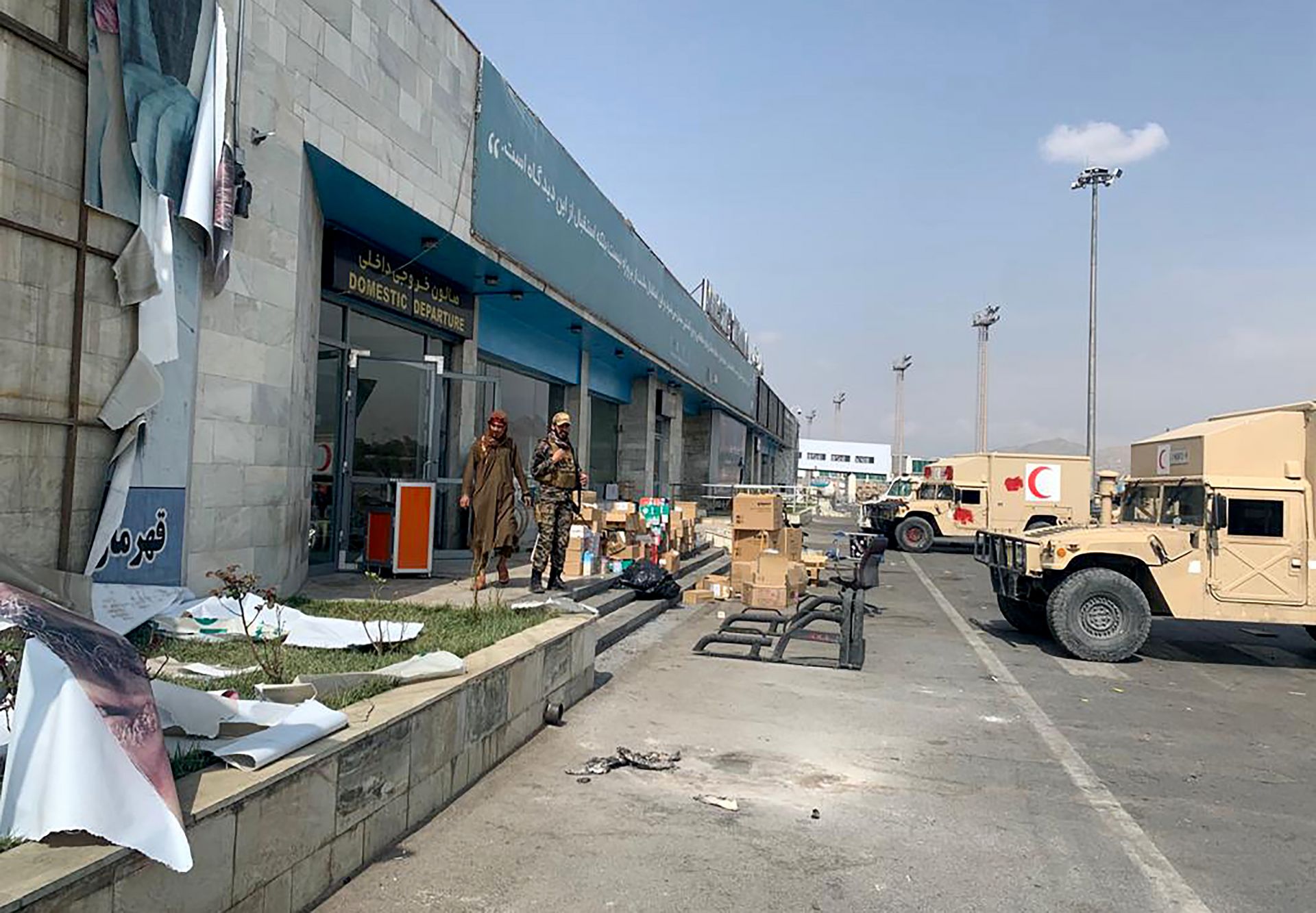 Талибански бойци стоят на стража в рамките на международното летище Хамид Карзай след изтеглянето на САЩ в Кабул, Афганистан, вторник, 31 август 2021 г.