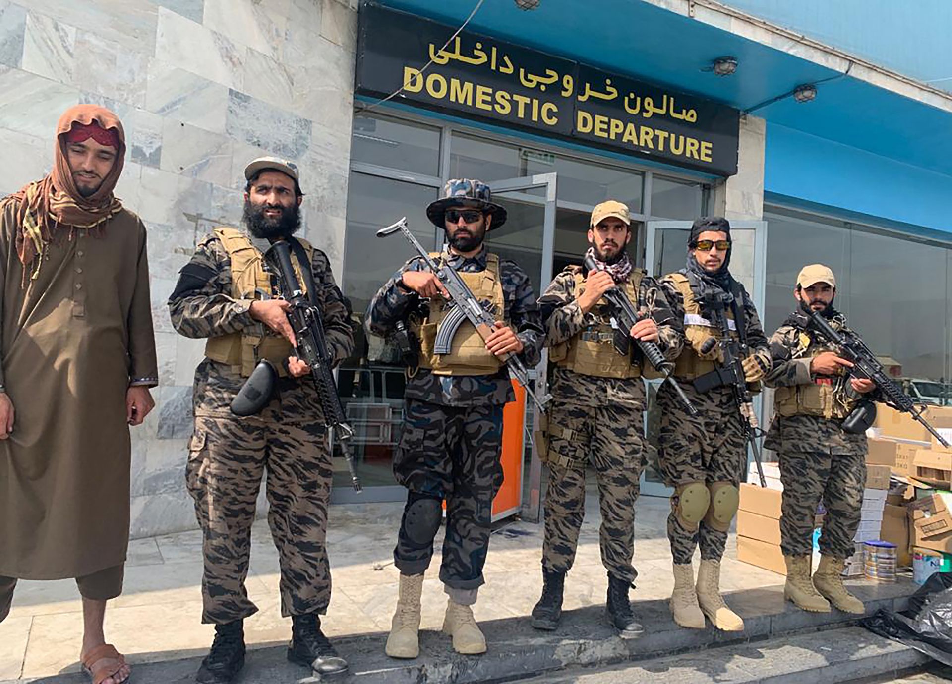 Талибански бойци стоят на стража в рамките на международното летище Хамид Карзай след изтеглянето на САЩ в Кабул, Афганистан, вторник, 31 август 2021 г.