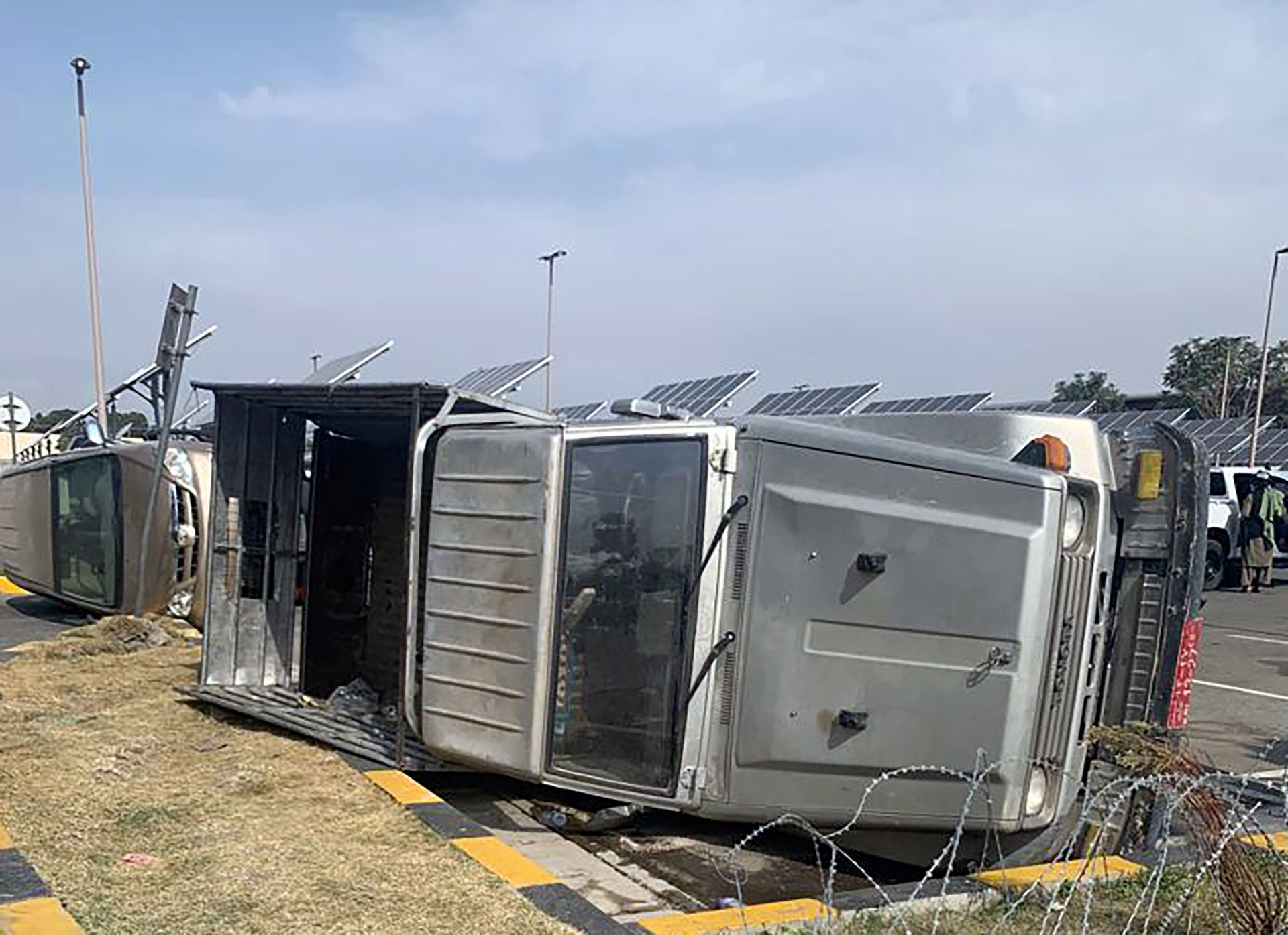 Ограбени превозни средства се виждат на международното летище Хамид Карзай след изтеглянето на САЩ от Кабул