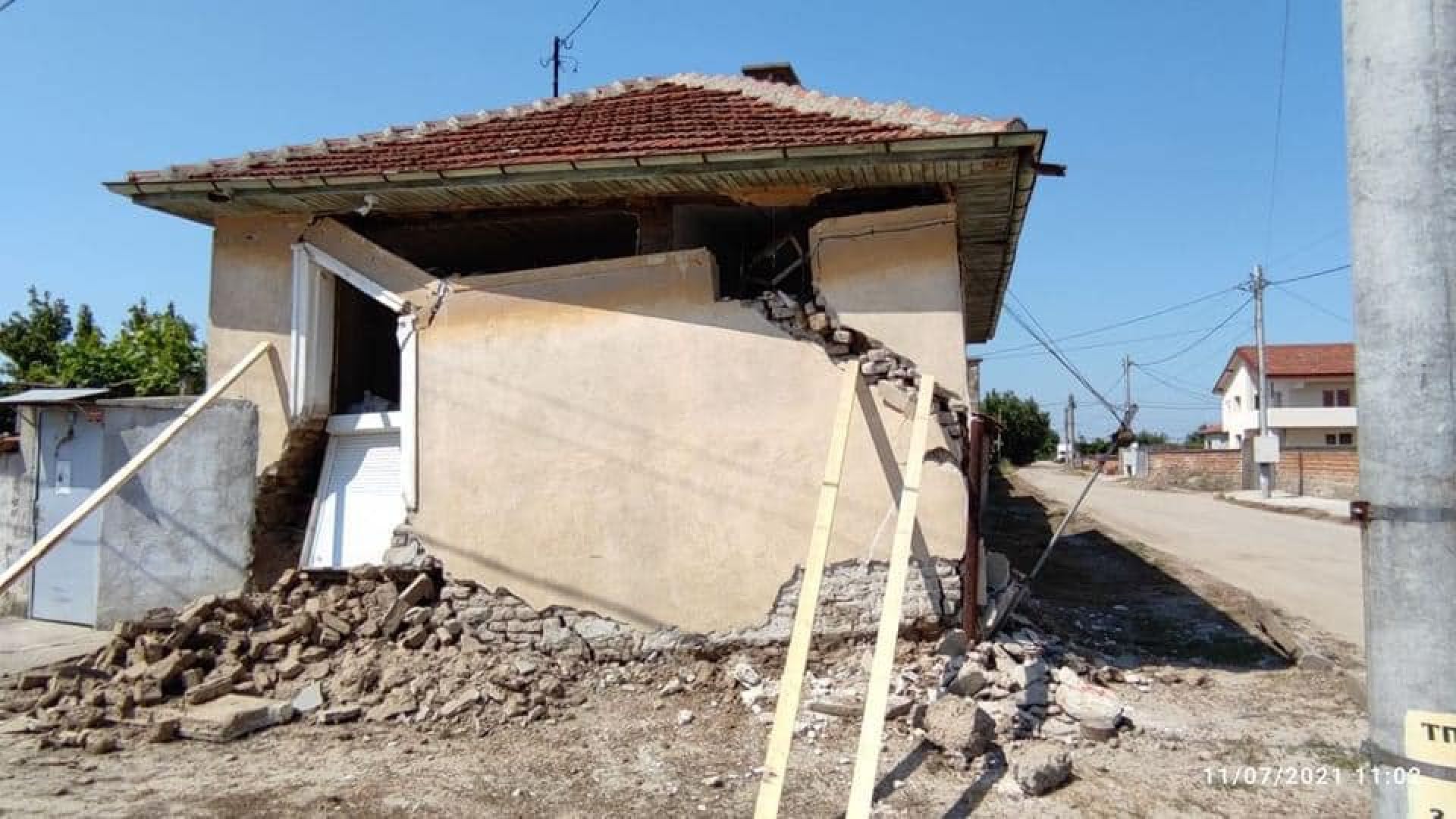 Зов за помощ: Овдовяла учителка изгуби дома си, разрушен от подпочвени води
