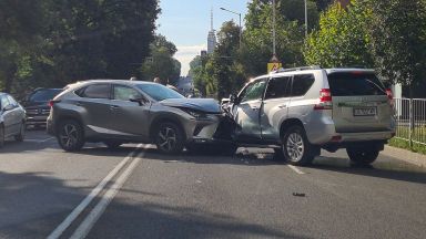 Катастрофа на два леки автомобила блокира за кратко движението на