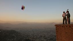 Бойни самолети изместиха хвърчилата на Халед Хосейни в небето над Кабул