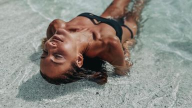 Изгарящо гореща: Ивет Лалова под слънчевите лъчи на плажа в Тасос