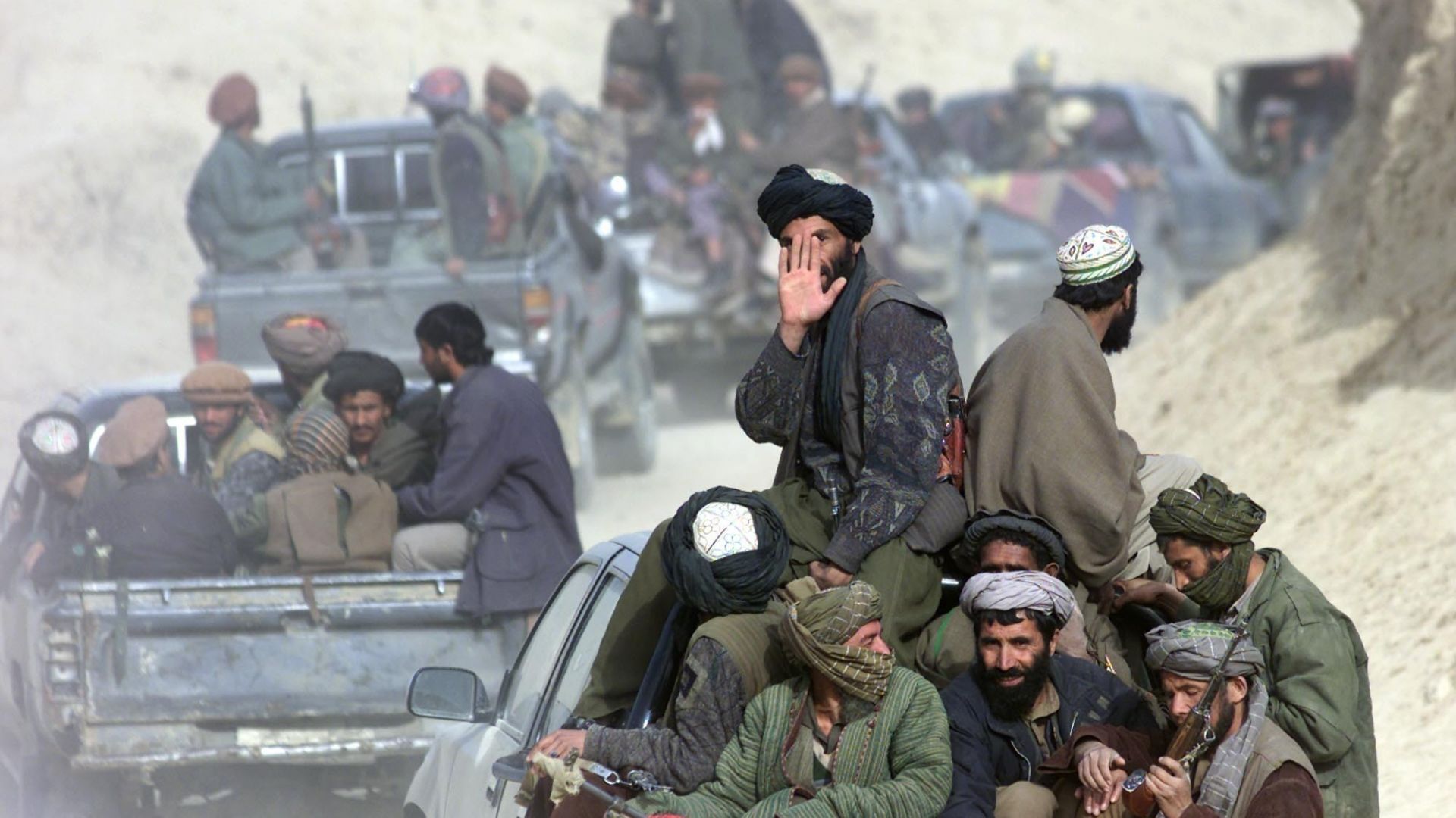 Талибаните повеждат парад с американска техника в Кандахар (видео)