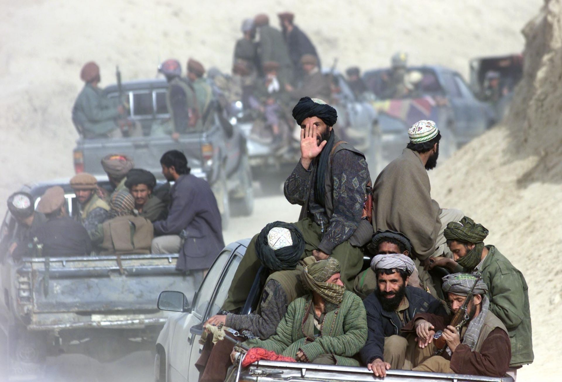 Септември, 2021 г. - Талибаните повеждат парад с американска техника в Кандаха - септември 1021 г.
