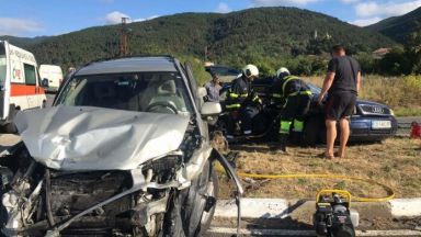 Двама души са загинали при тежки пътно транспортни произшествия днес в