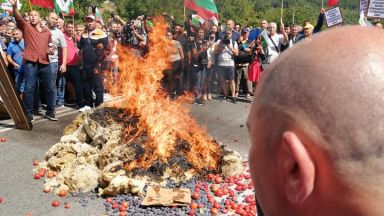 Десетки животновъди и земеделци от цялата страна блокираха главния път