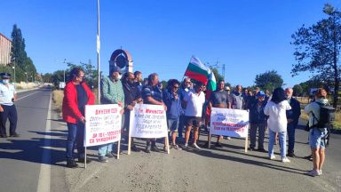 Близо 60 лозари от Поморие Несебър и Руен блокираха за