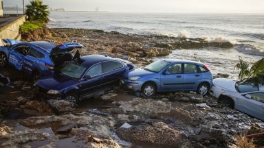 Придошла вода отнесе автомобили по улиците на каталунския град Алканар