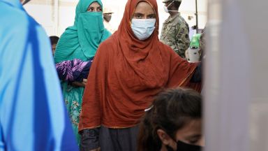 Десетки афганистански жени и момичета протестираха в западния афганистански град
