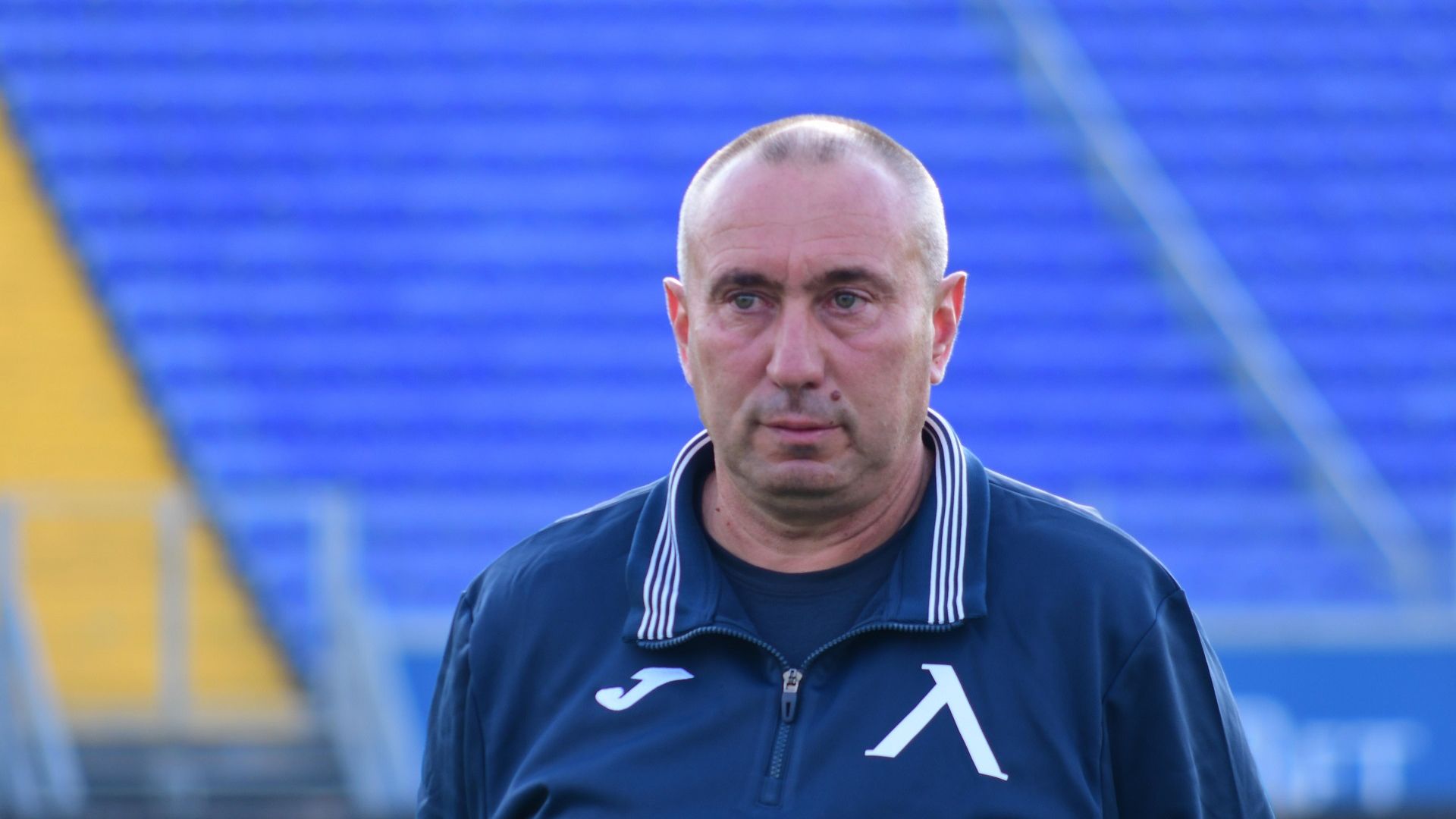 Станимир Стоилов остава в "Левски", но намекна за вътрешна война и проблеми в клуба