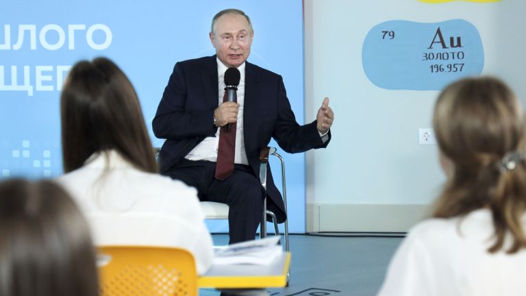 Критиците на Кремъл похвалиха смел ученик, събрал кураж да възрази