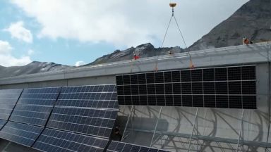 Швейцария строи огромна слънчева електроцентрала в Алпите (видео)