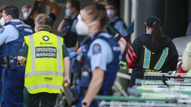  Терористична офанзива: Мъж наръга шестима в търговски център в Нова Зеландия (видео) 