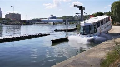 В Париж автобус-амфибия вози туристите в река Сена (видео)