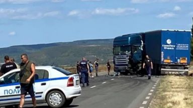 Младо семейство с тримесечно бебе пострада при тежка катастрофа между