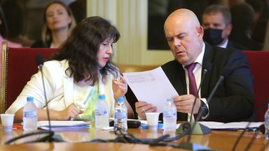Главният прокурор Иван Гешев предупреди че ако бъдат закрити спецсъдът