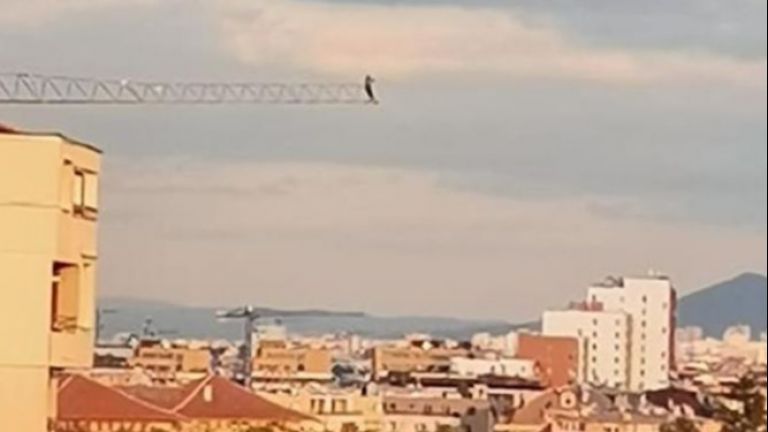 Мъж, имащ нужда от допълнителна доза адреналин, се покатери на