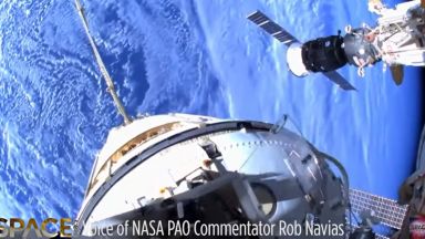 Завърши излизането на двама руски космонавти в открития космос (видео)