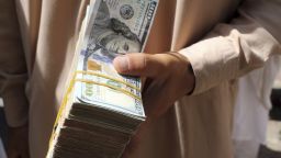Основният валутен пазар в Кабул отново работи