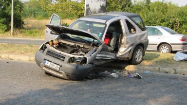 Трима души са ранени при тежка катастрофа между джип и