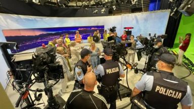 След месеци на протести пред словенската националната телевизия в Любляна