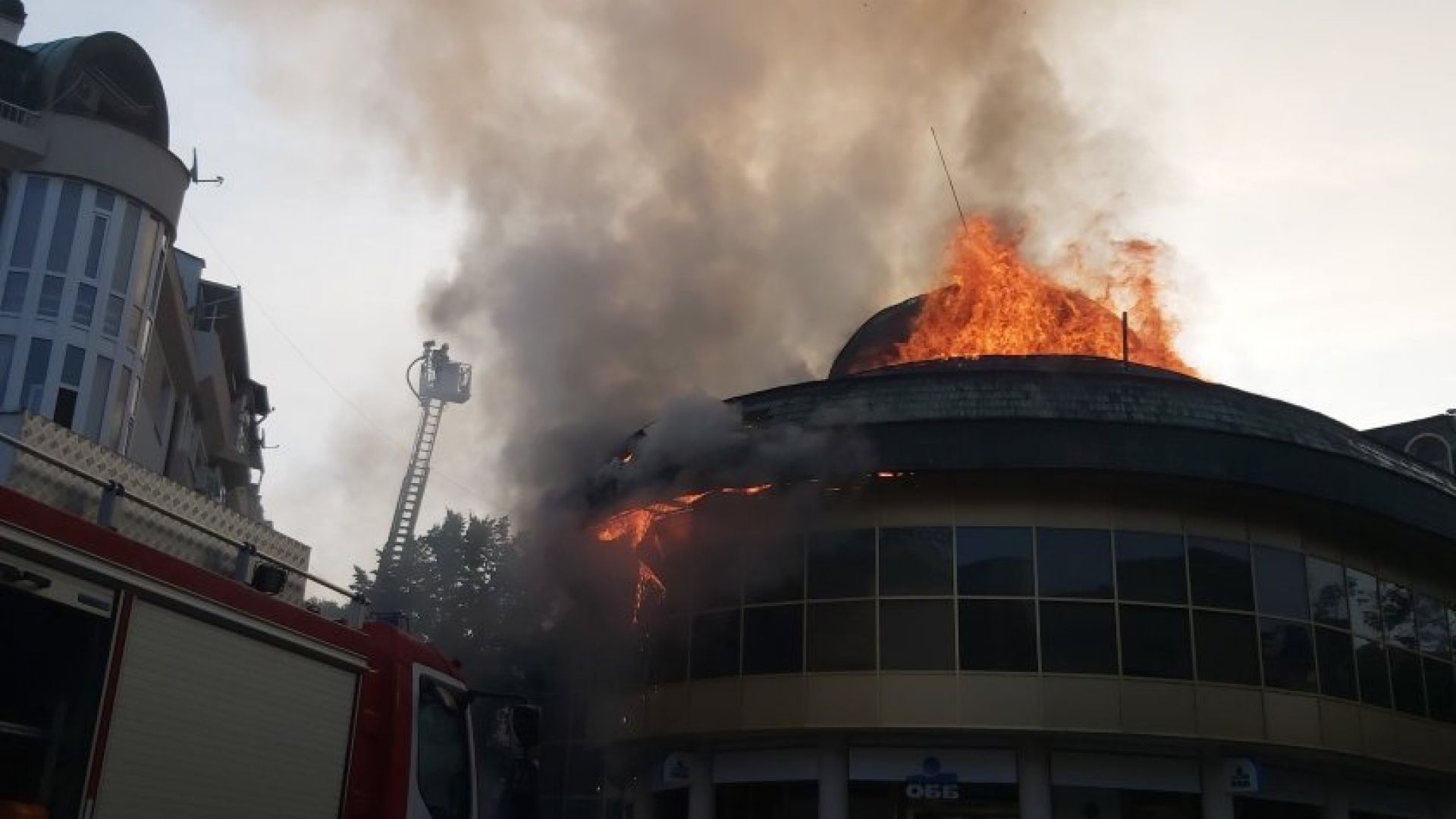 Запали се емблематичната сграда "Купола" в центъра на Благоевград 