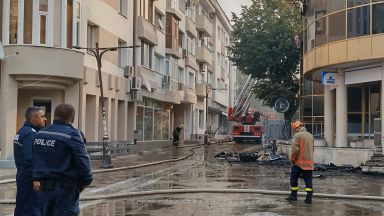 Към момента е овладян пожарът който обхвана сгради в центъра