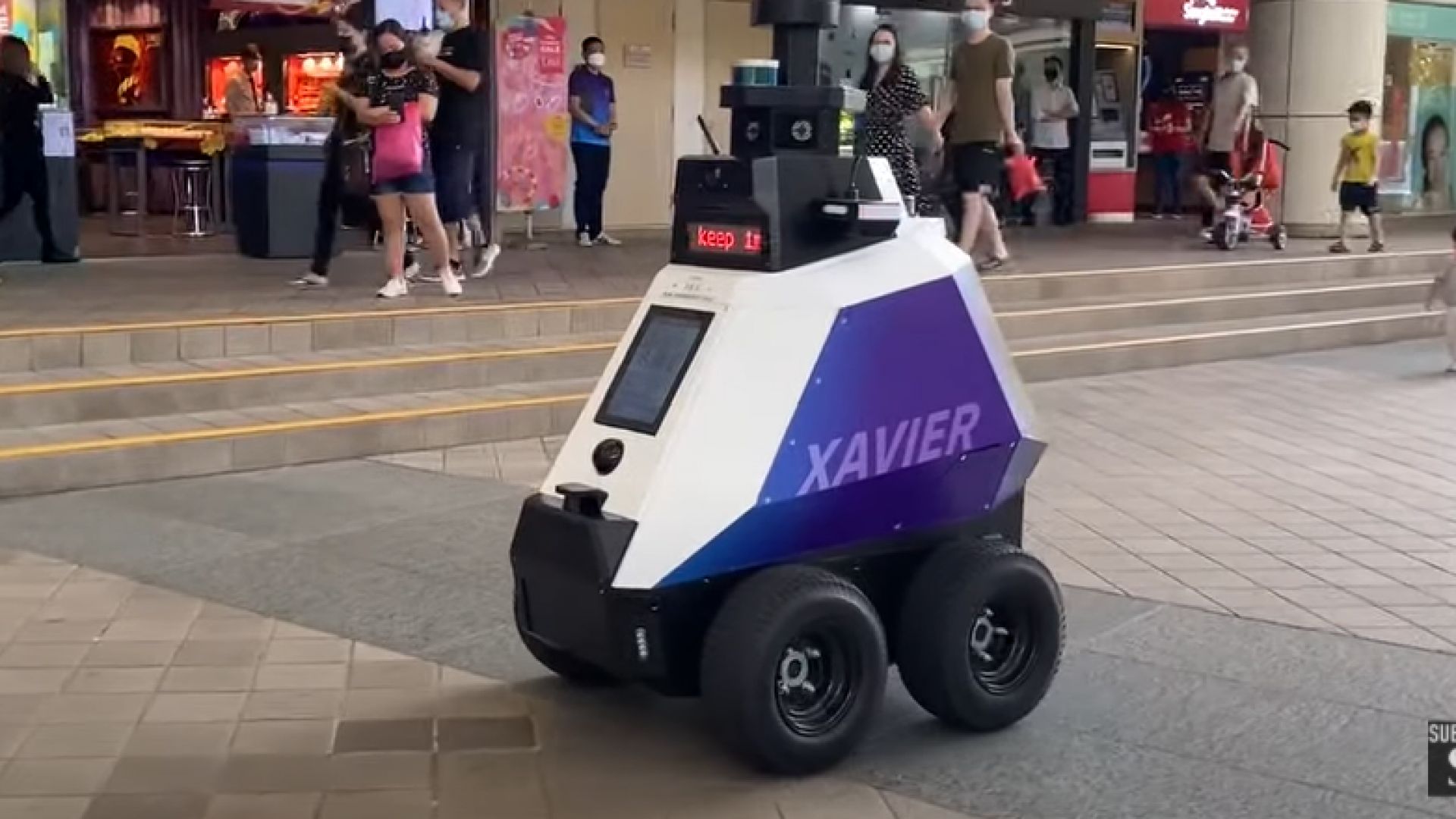 Робот следи за спазването на обществения ред в Сингапур (видео)