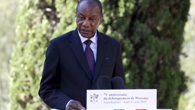 Видеа споделени в социални мрежи показват че президентът на Гвинея