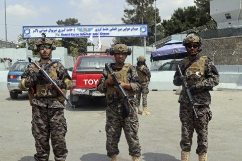 Август, 2021 г. - Талибанските спецчасти на пост пред летището в Кабул, Афганистан, талибани Талибанските спецчасти на пост пред летището в Кабул, Афганистан, талибани 