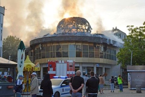 Пожар обхвана на  5 септември емблематичната за Благоевград сграда "Купола", както и залепените за нея сгради, в които се помещават нощно заведение, офиси и магазини