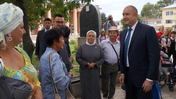 Президентът Румен Радев посети Раковски, където бе посрещнат от десетки граждани, с които заедно влязоха и се поклониха пред Божията майка в католическата църква "Пресвето сърце Исусово"