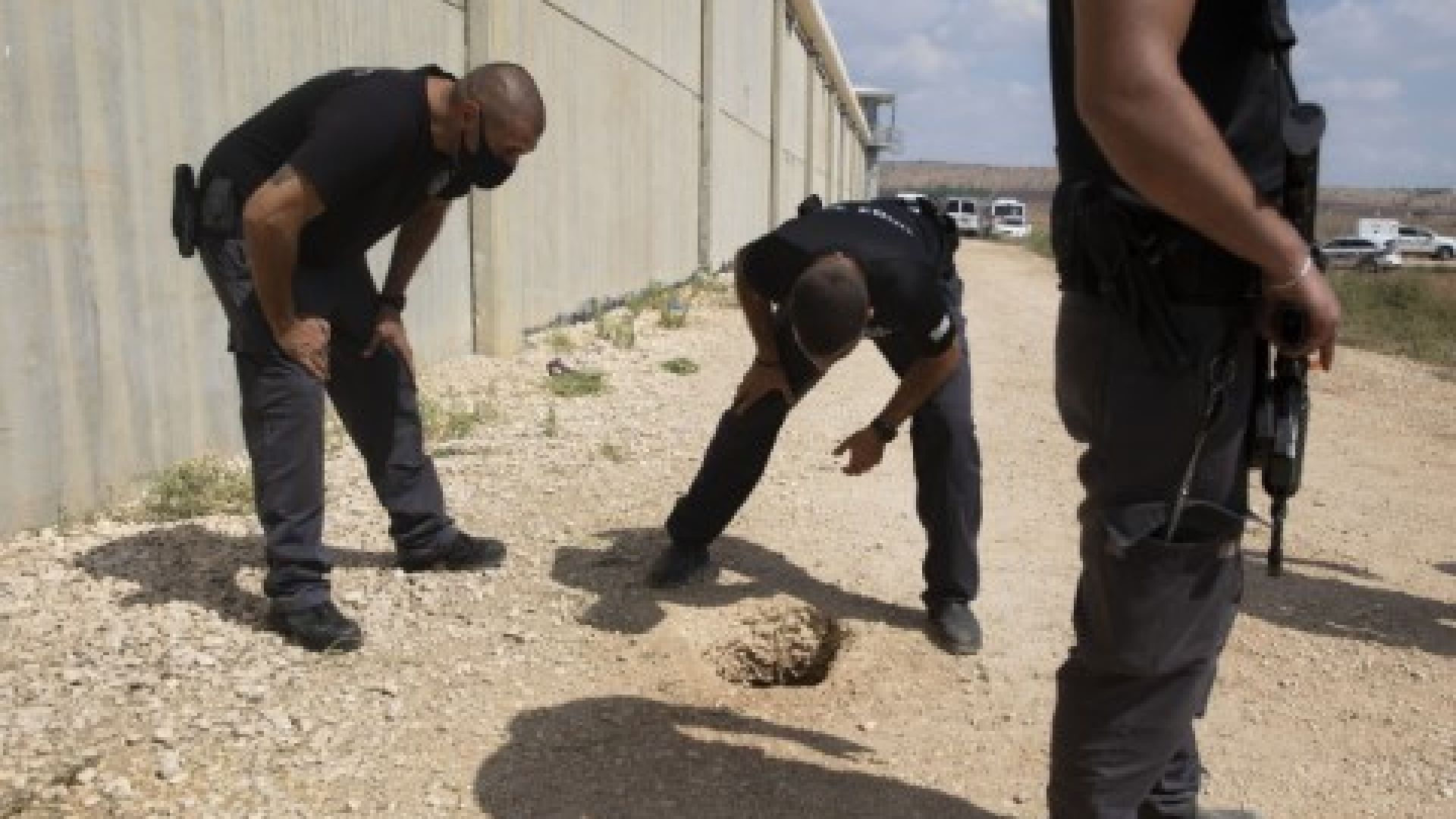  Полицаи оглеждат мястото на бягството отвън пандиза Гилбоа в Северен Израел, понеделник, 6 септември 2021 година 