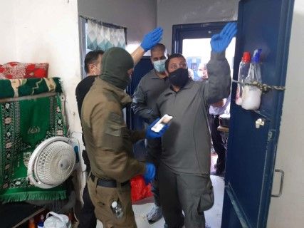 Служители по сигурността инспектират килия в затвора, след като шестима палестинци избягаха през тунел в затвора Гилбоа в Северен Израел в понеделник, 6 септември 2021 г. 