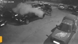 Вандали пръскат коли с прахов пожарогасител в центъра на Русе (видео)