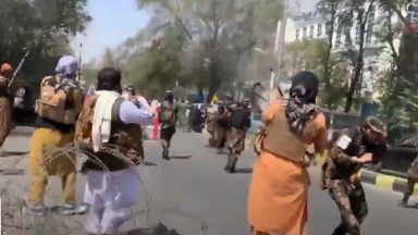 Талибаните стреляха във въздуха днес в Кабул за да разпръснат