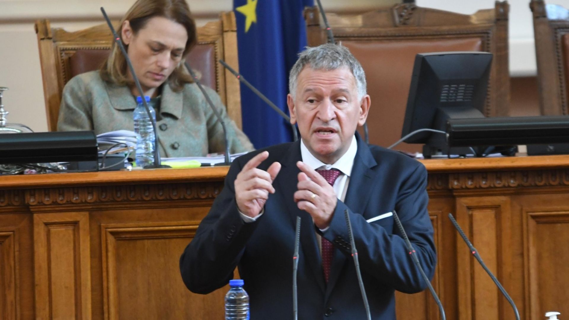 Депутати от ГЕРБ в остър спор със Стойчо Кацаров за даряването на ваксини 
