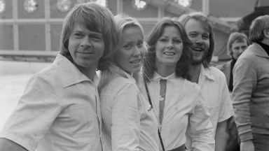 ABBA излизат на сцена като холограми на младите Бьорн, Бени, Агнета и Фрида