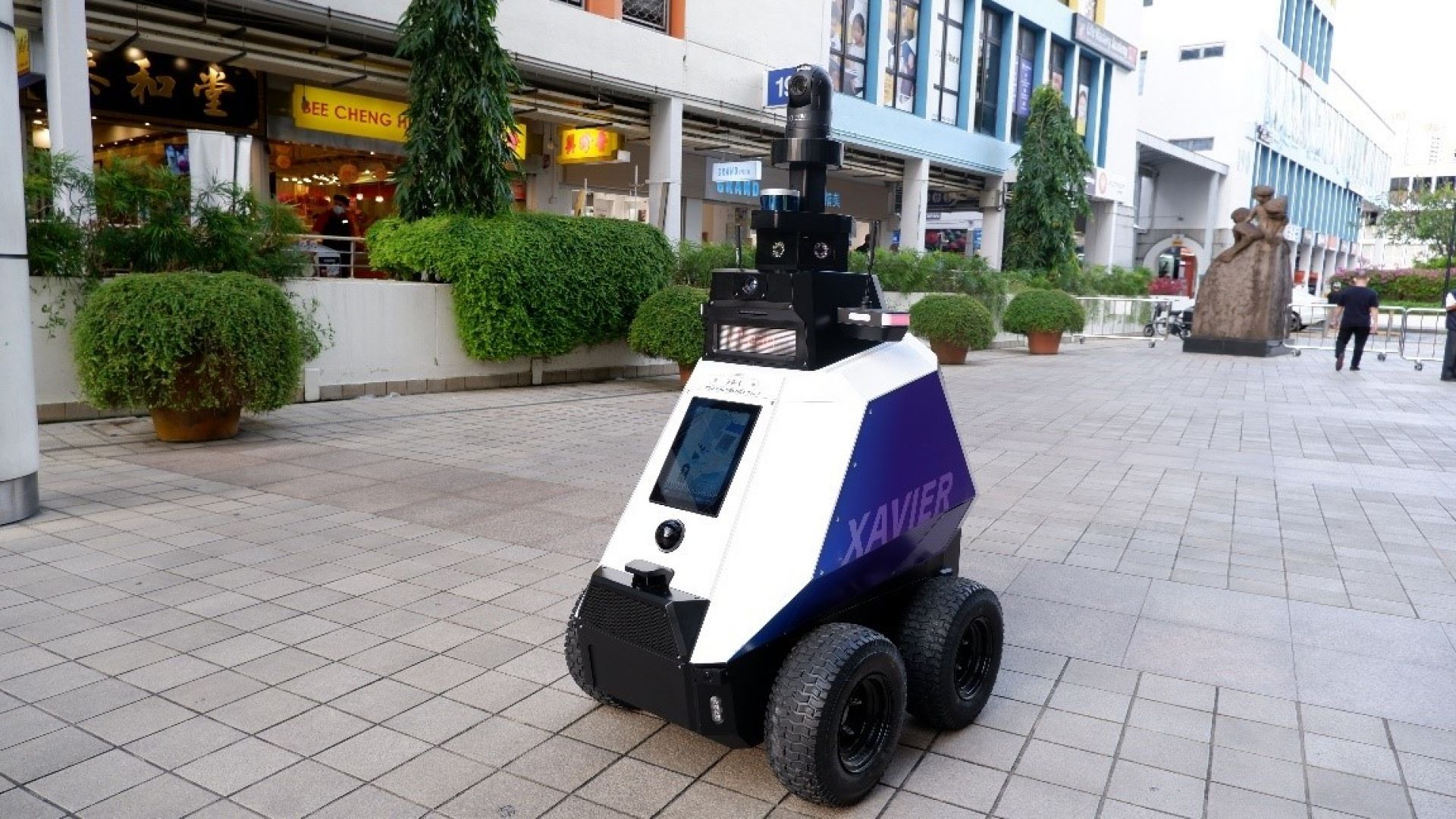 Роботи следят за спазване на ковид мерките в Сингапур
