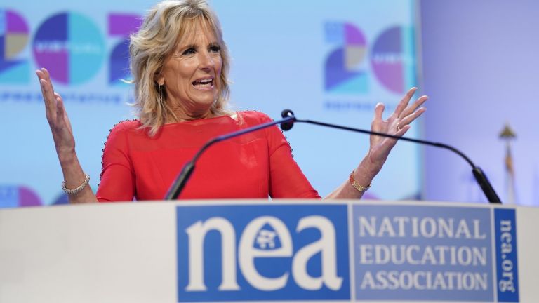 След месеци на преподаване на писане на есе и английски