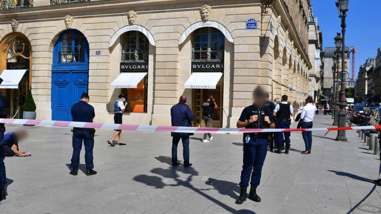 Armed robbery of jewelry for millions, race and shooting in the heart of Paris (video)