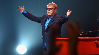 Елтън Джон отложи турнето си, за да се подложи на операция
