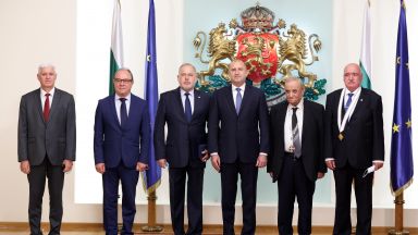 Чест е да удостоя със заслужени отличия изявени сънародници посветили