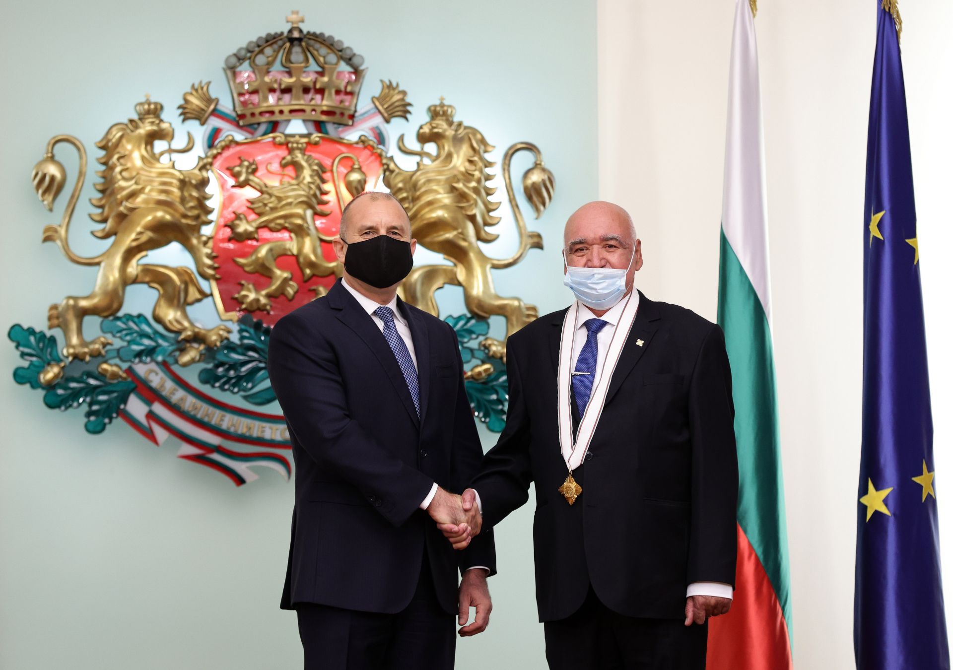 Държавният глава отличи проф. д-р Камен Плочев(дясно) с орден "Мадарски конник"