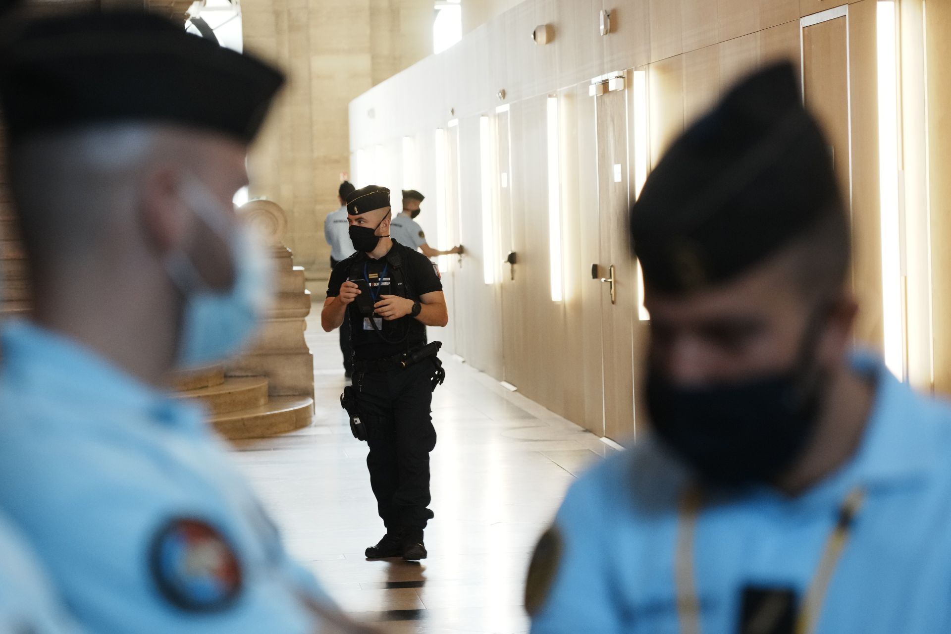 Полицейските сили охраняват специалната съдебна зала 