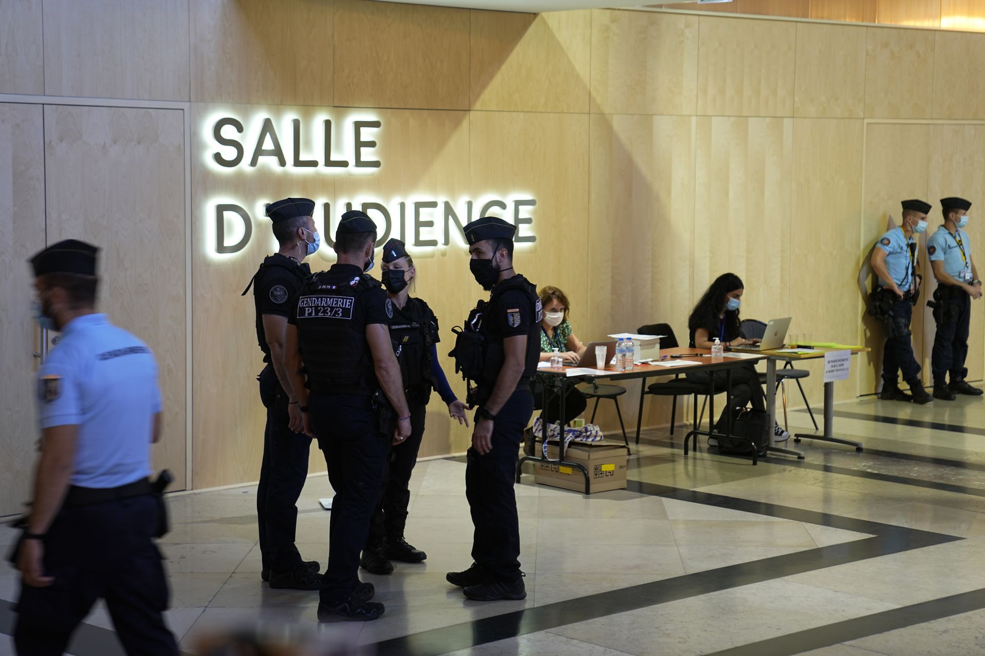 Полицейските сили охраняват специалната съдебна зала 