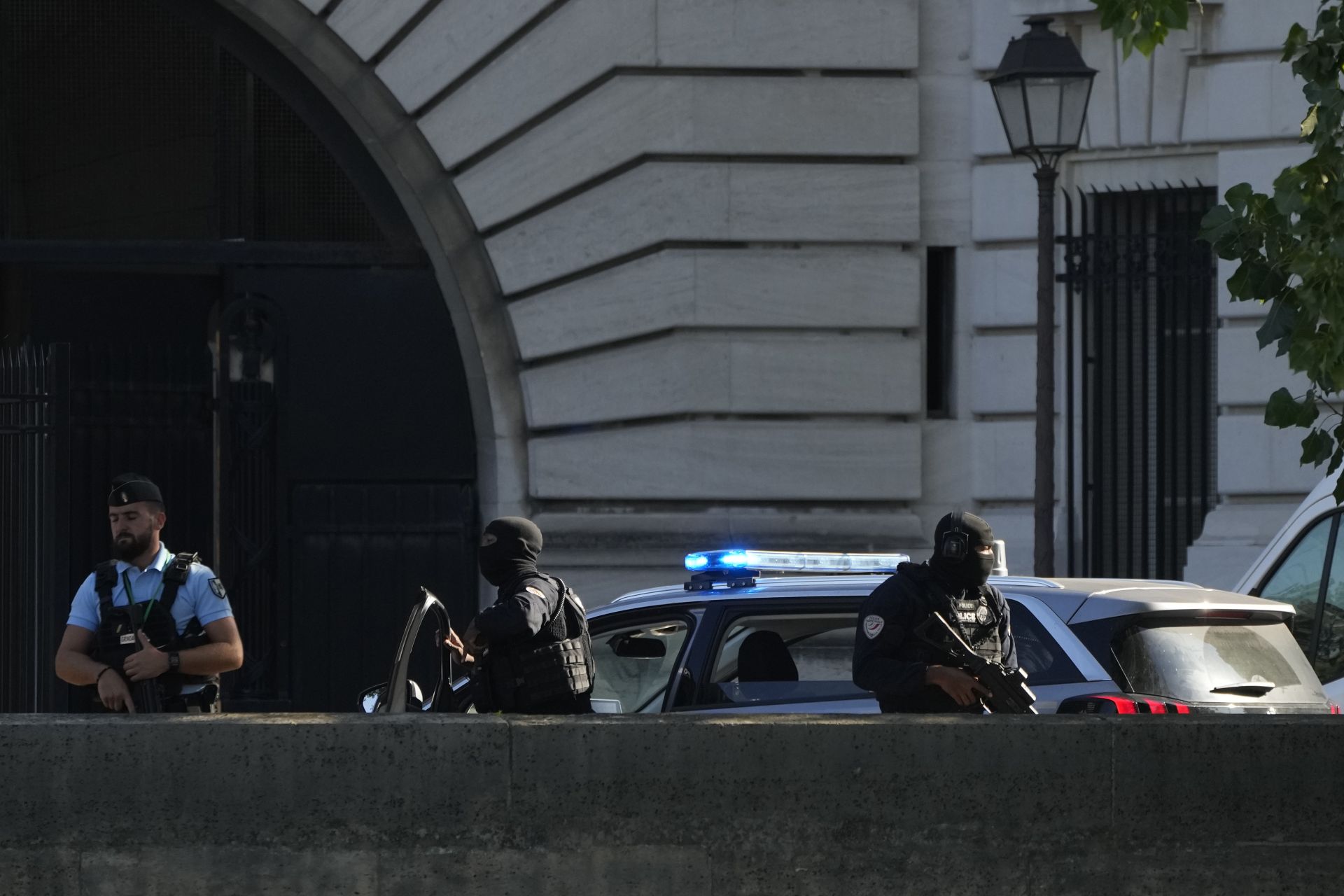 Силите за сигурност охраняват входа на Двореца на правосъдието в сряда